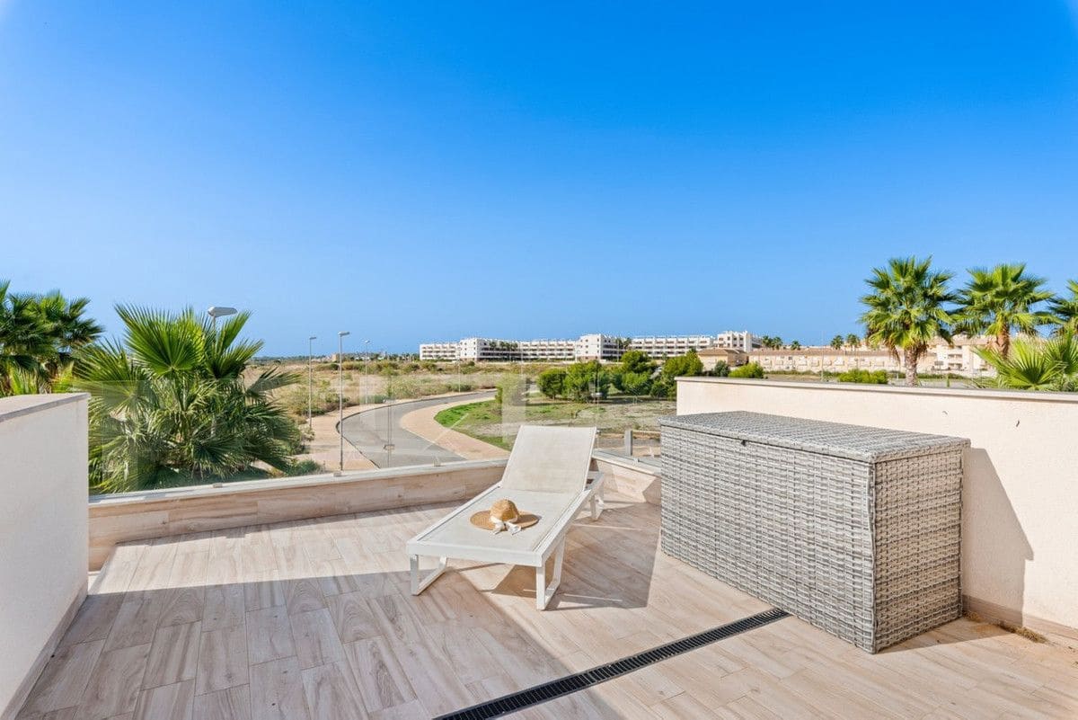 5 bedroom Villa for sale in Cabo Roig - € 829,000 (Ref: 10013713)