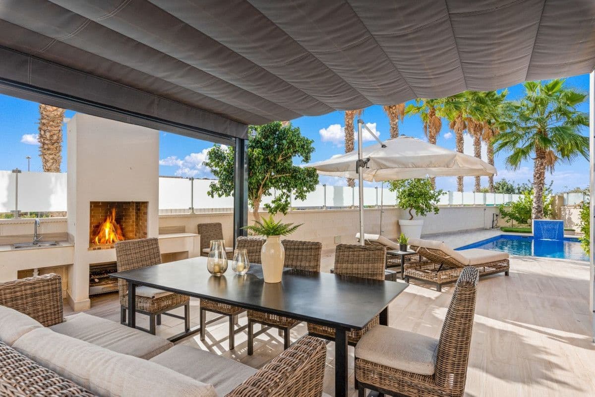 5 bedroom Villa for sale in Cabo Roig - € 829,000 (Ref: 10013713)