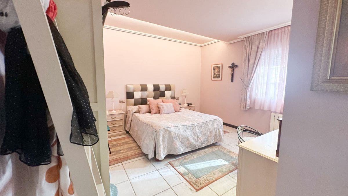 6 bedroom Villa for sale in Torrevieja with pool - € 950,000 (Ref: 10013743)