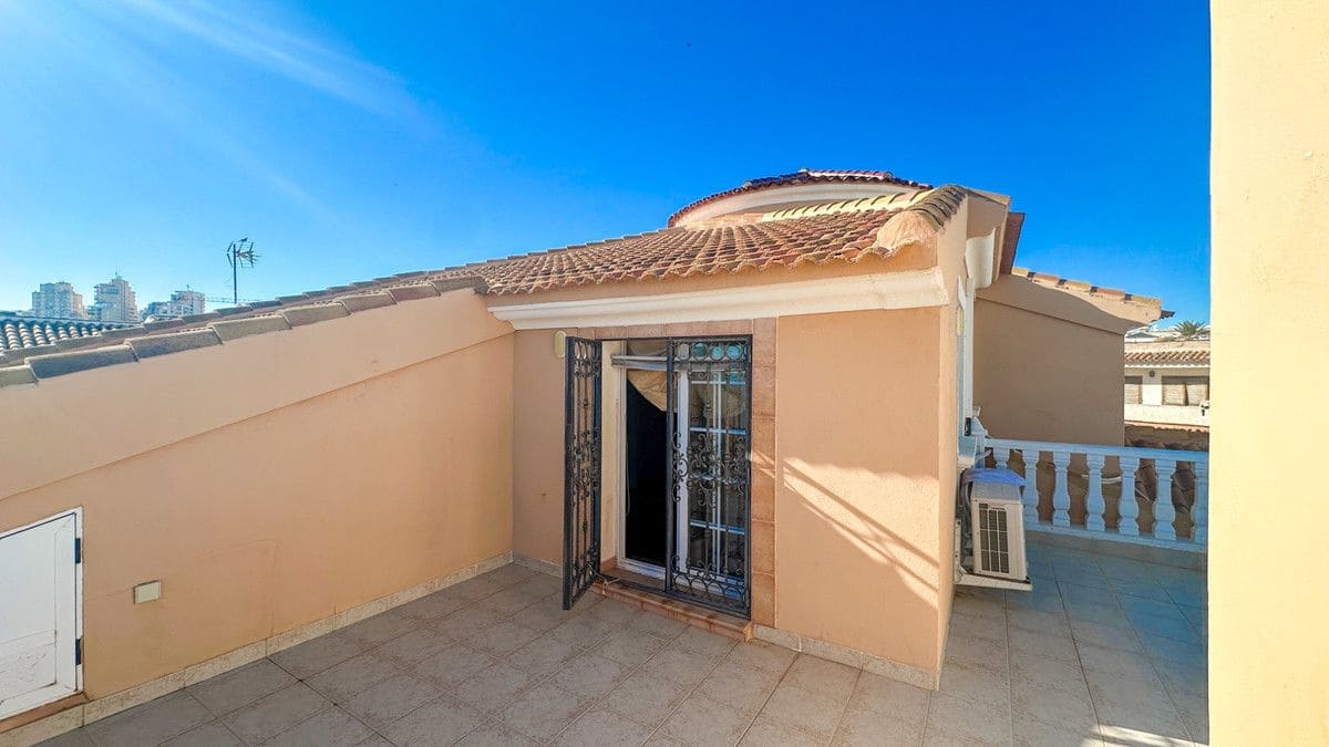 6 bedroom Villa for sale in Torrevieja with pool - € 950,000 (Ref: 10013743)