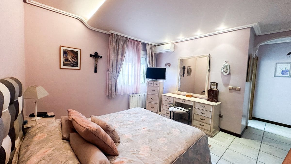 6 bedroom Villa for sale in Torrevieja with pool - € 950,000 (Ref: 10013743)