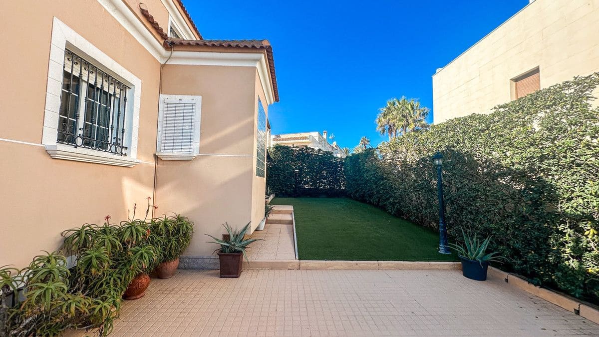 6 bedroom Villa for sale in Torrevieja with pool - € 950,000 (Ref: 10013743)