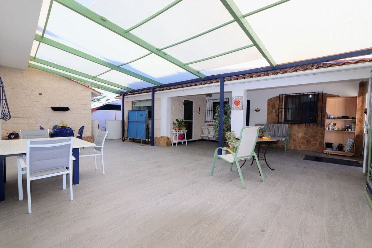 6 makuuhuone Huvila myytävänä paikassa Roldan mukana uima-altaan - 599 900 € (Ref: 10013750)
