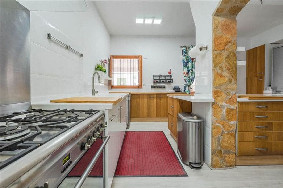 6 makuuhuone Huvila myytävänä paikassa Roldan mukana uima-altaan - 599 900 € (Ref: 10013750)