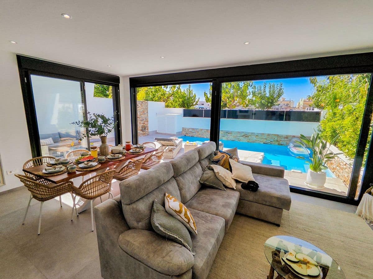 Chalet de 3 habitaciones en Santiago de la Ribera en venta con piscina - 685.000 € (Ref: 10013751)