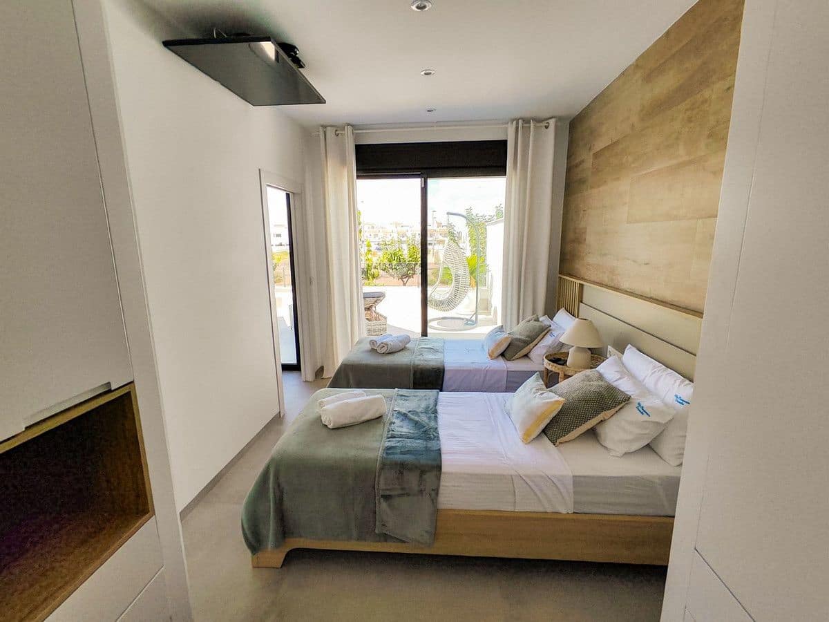 Chalet de 3 habitaciones en Santiago de la Ribera en venta con piscina - 685.000 € (Ref: 10013751)