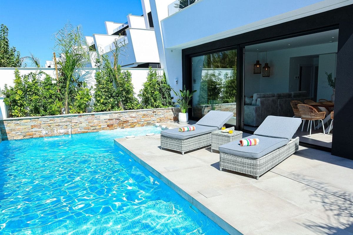 Chalet de 3 habitaciones en Santiago de la Ribera en venta con piscina - 685.000 € (Ref: 10013751)