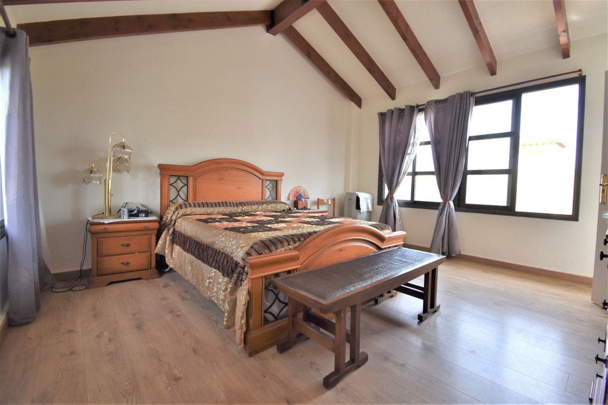 4 sypialnia Willa na sprzedaż w Orihuela Costa z basenem - 630 000 € (Ref: 10013756)