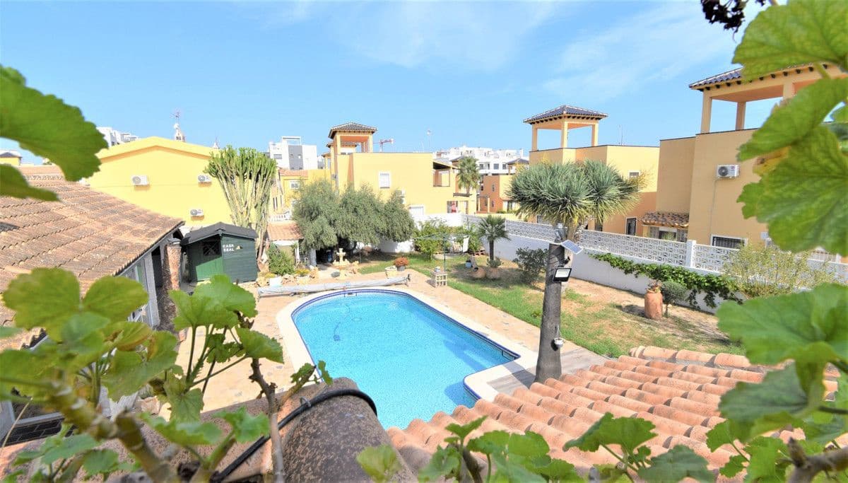 4 sypialnia Willa na sprzedaż w Orihuela Costa z basenem - 630 000 € (Ref: 10013756)
