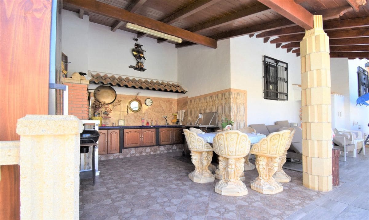 4 sypialnia Willa na sprzedaż w Orihuela Costa z basenem - 630 000 € (Ref: 10013756)