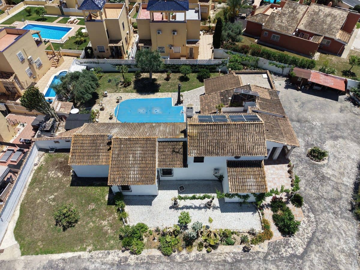 4 sypialnia Willa na sprzedaż w Orihuela Costa z basenem - 630 000 € (Ref: 10013756)