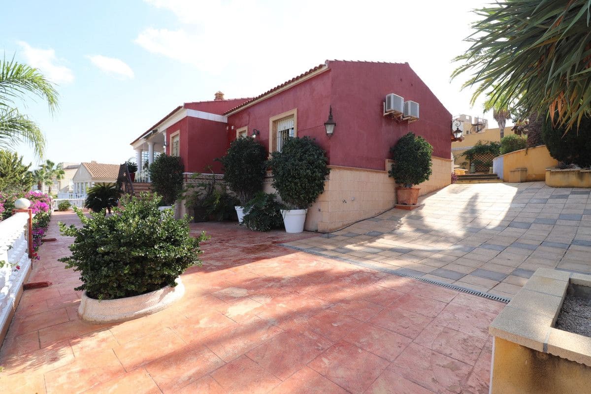3 bedroom Villa for sale in Algorfa with pool - € 549,500 (Ref: 10013757)