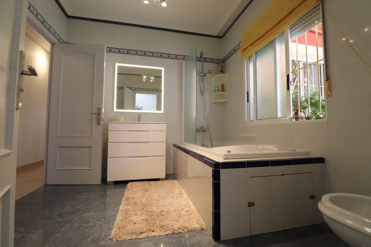 3 bedroom Villa for sale in Algorfa with pool - € 549,500 (Ref: 10013757)
