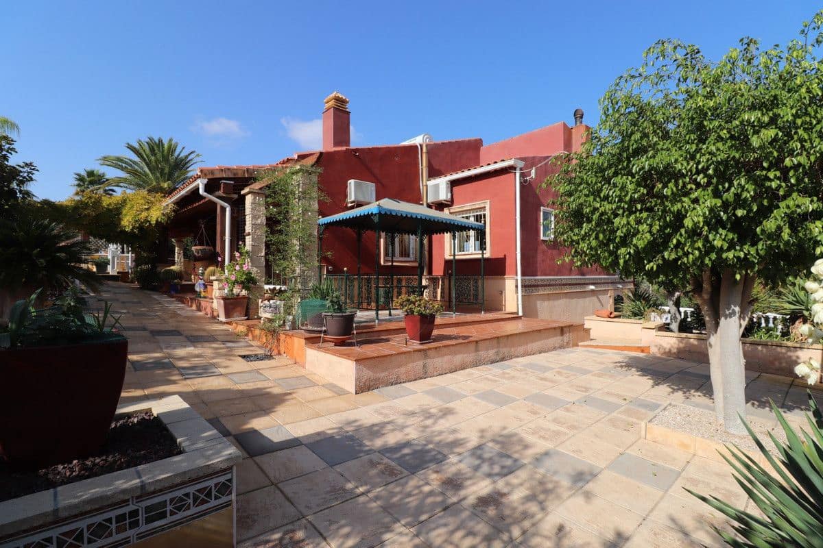 3 bedroom Villa for sale in Algorfa with pool - € 549,500 (Ref: 10013757)