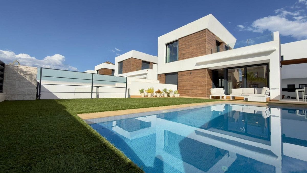 3 bedroom Villa for sale in El Campello with pool - € 620,000 (Ref: 10013764)