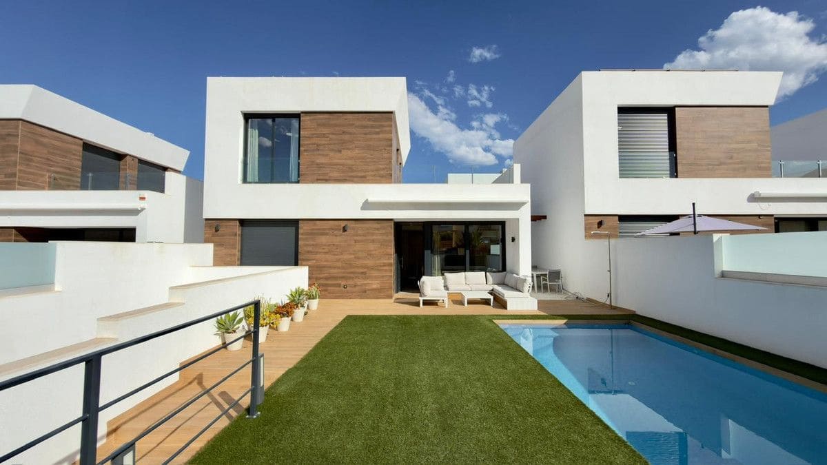 3 bedroom Villa for sale in El Campello with pool - € 620,000 (Ref: 10013764)