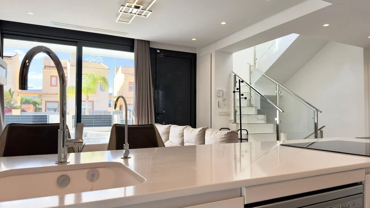 3 bedroom Villa for sale in El Campello with pool - € 620,000 (Ref: 10013764)