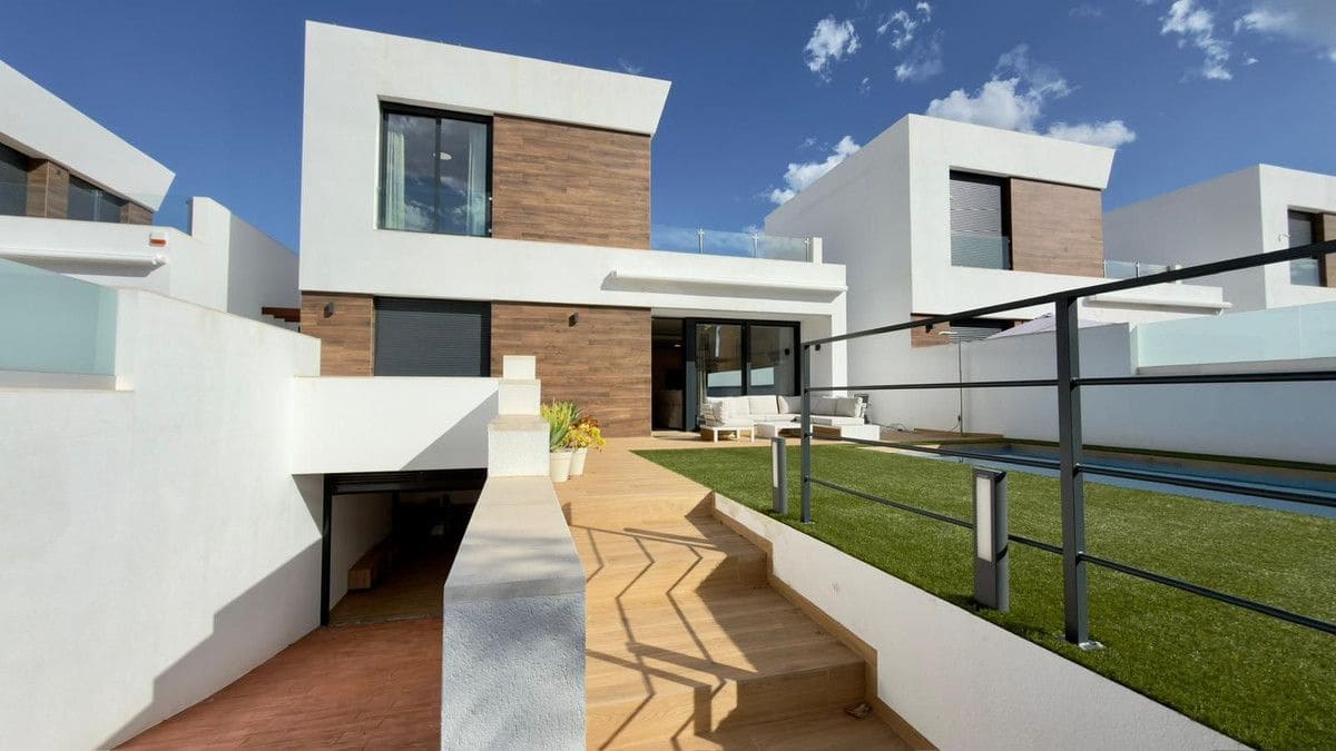 3 bedroom Villa for sale in El Campello with pool - € 620,000 (Ref: 10013764)
