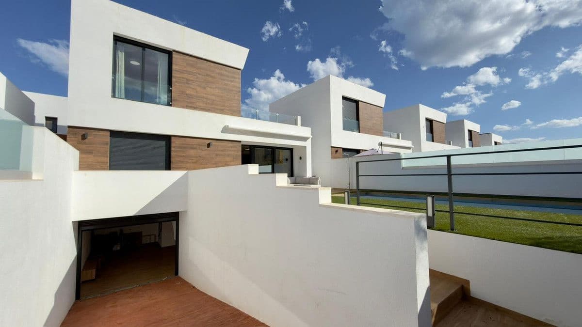 3 bedroom Villa for sale in El Campello with pool - € 620,000 (Ref: 10013764)