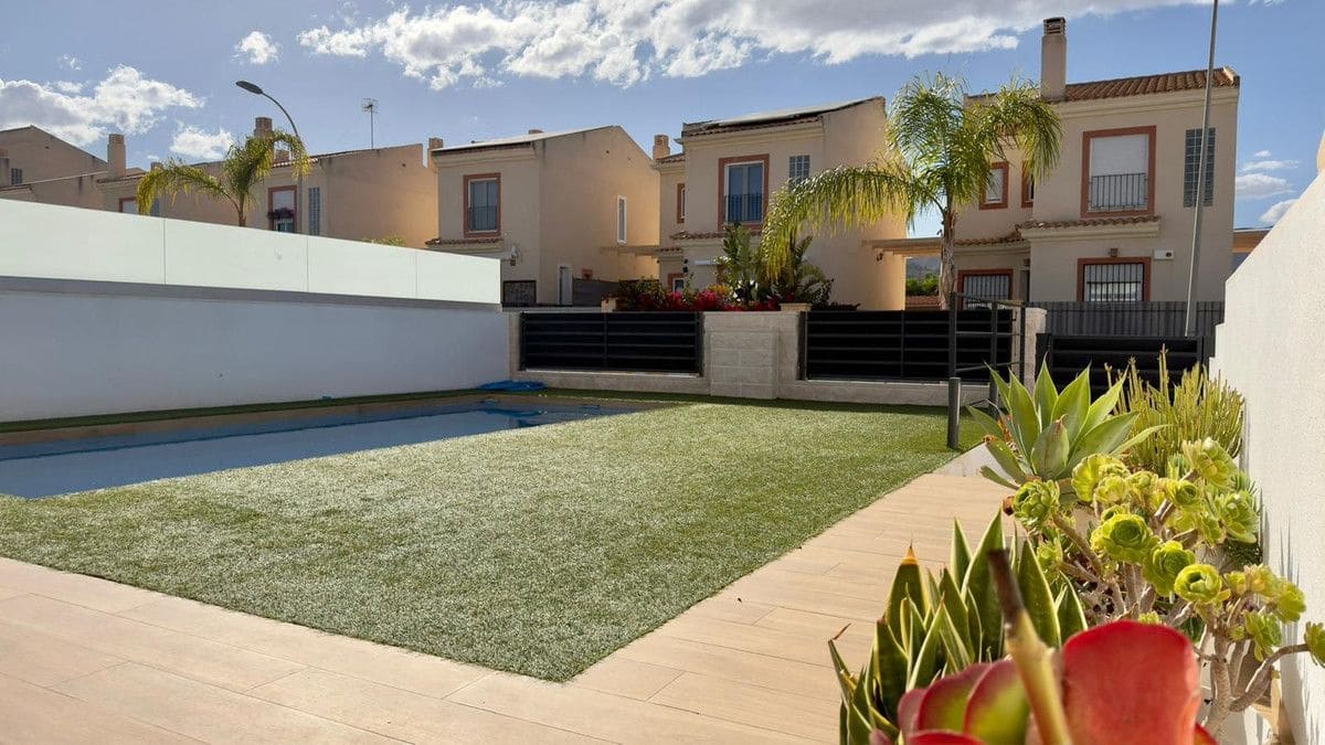 3 bedroom Villa for sale in El Campello with pool - € 620,000 (Ref: 10013764)