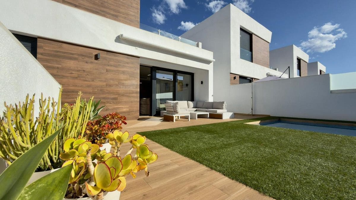 3 bedroom Villa for sale in El Campello with pool - € 620,000 (Ref: 10013764)