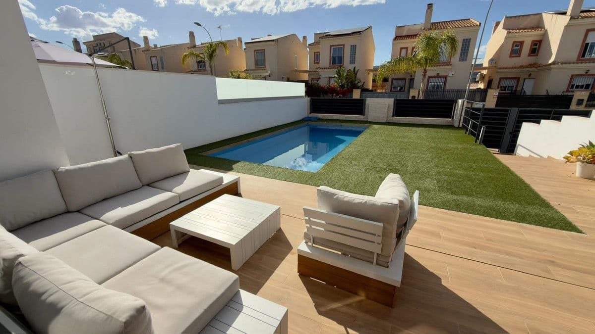 3 bedroom Villa for sale in El Campello with pool - € 620,000 (Ref: 10013764)