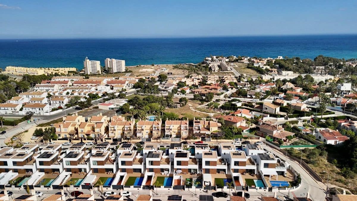 3 bedroom Villa for sale in El Campello with pool - € 620,000 (Ref: 10013764)