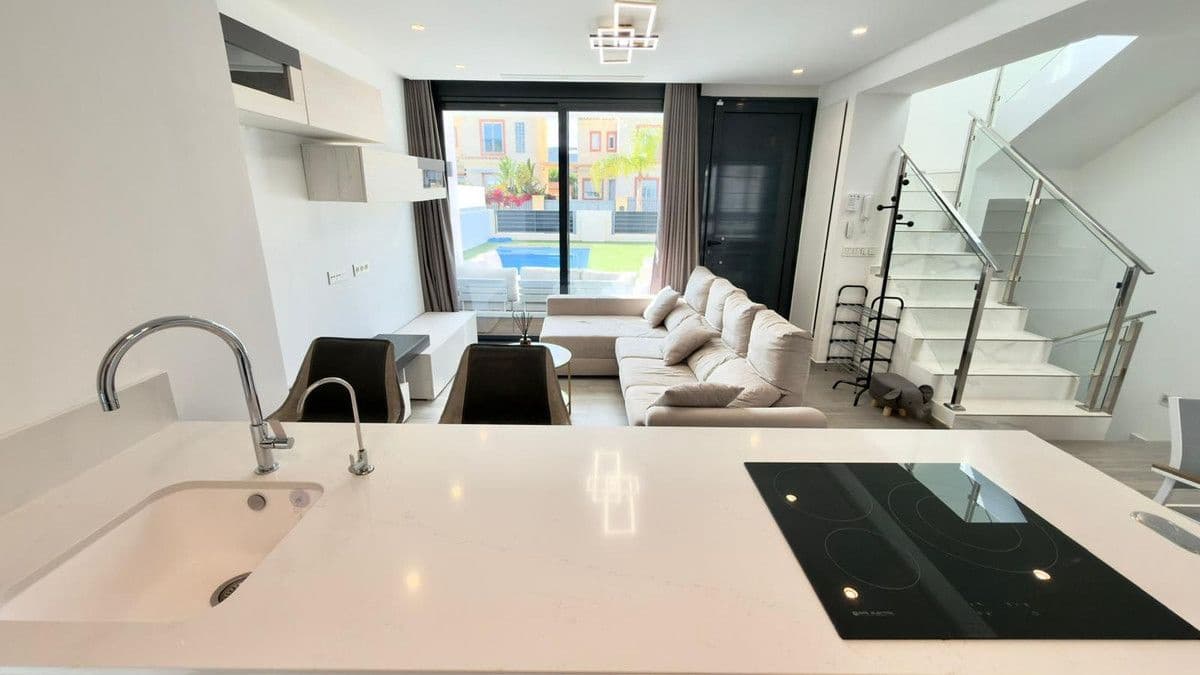 3 bedroom Villa for sale in El Campello with pool - € 620,000 (Ref: 10013764)