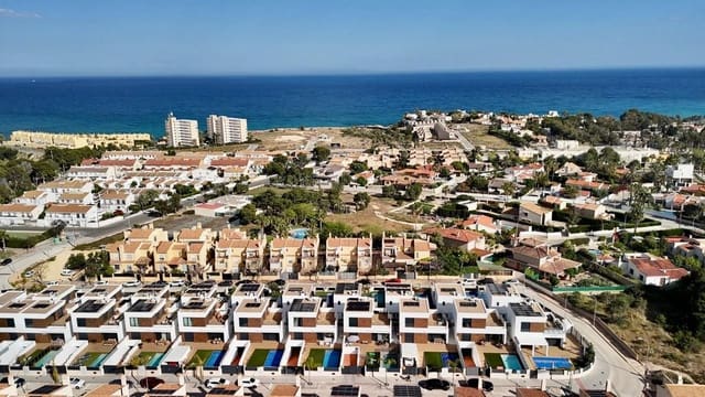 3 bedroom Villa for sale in El Campello with pool - € 620,000 (Ref: 10013764)