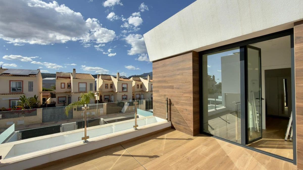 3 bedroom Villa for sale in El Campello with pool - € 620,000 (Ref: 10013764)