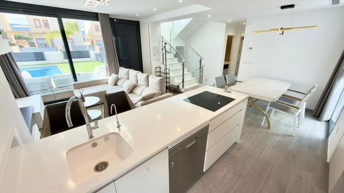 3 bedroom Villa for sale in El Campello with pool - € 620,000 (Ref: 10013764)