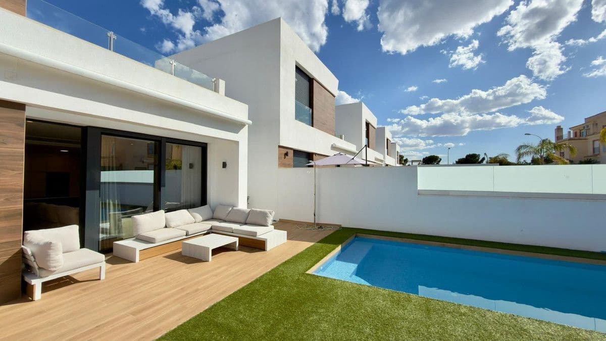 3 bedroom Villa for sale in El Campello with pool - € 620,000 (Ref: 10013764)