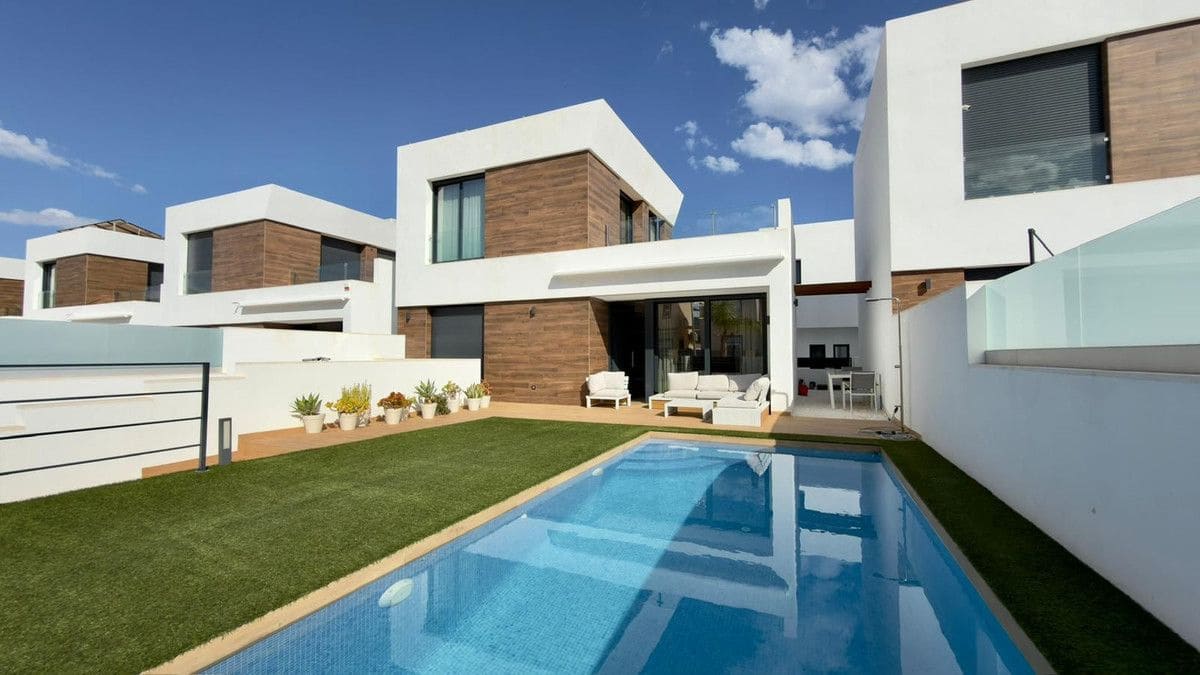 3 bedroom Villa for sale in El Campello with pool - € 620,000 (Ref: 10013764)