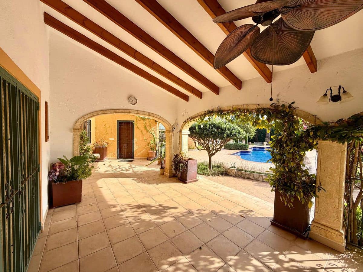 8 bedroom Villa for sale in Pedreguer - € 975,000 (Ref: 10013802)