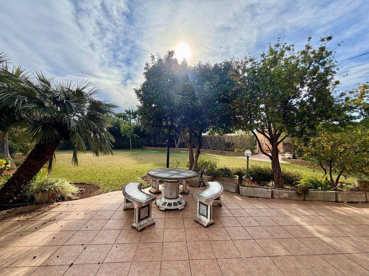 8 bedroom Villa for sale in Pedreguer - € 975,000 (Ref: 10013802)