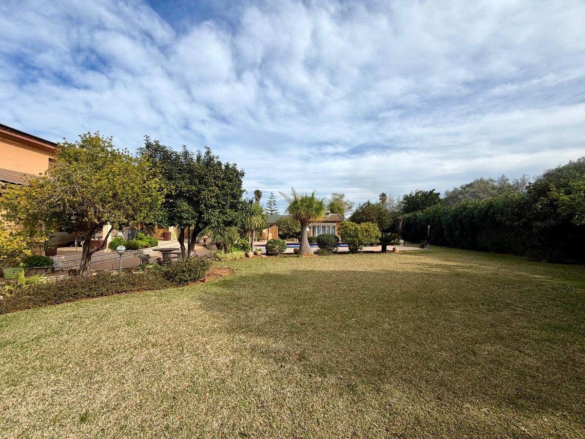 8 bedroom Villa for sale in Pedreguer - € 975,000 (Ref: 10013802)