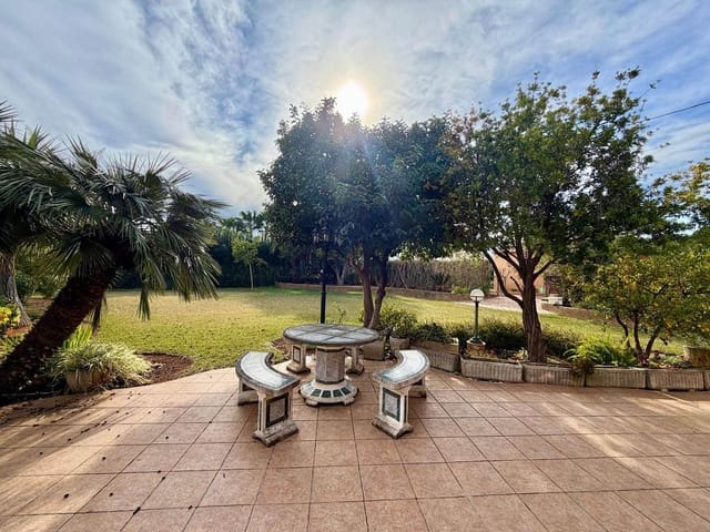 8 bedroom Villa for sale in Pedreguer - € 975,000 (Ref: 10013802)