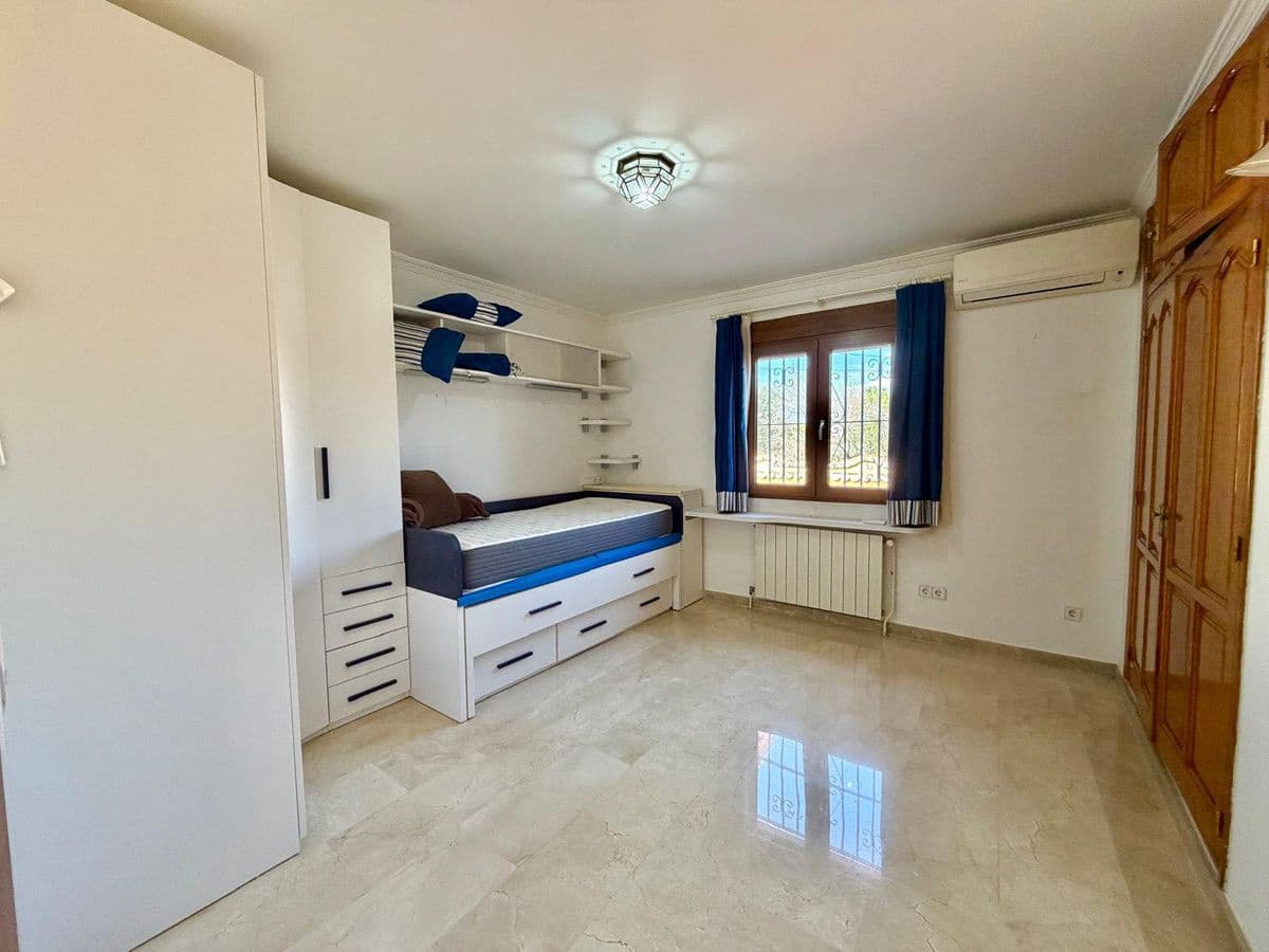 8 bedroom Villa for sale in Pedreguer - € 975,000 (Ref: 10013802)