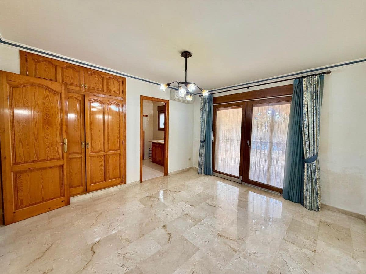 8 bedroom Villa for sale in Pedreguer - € 975,000 (Ref: 10013802)