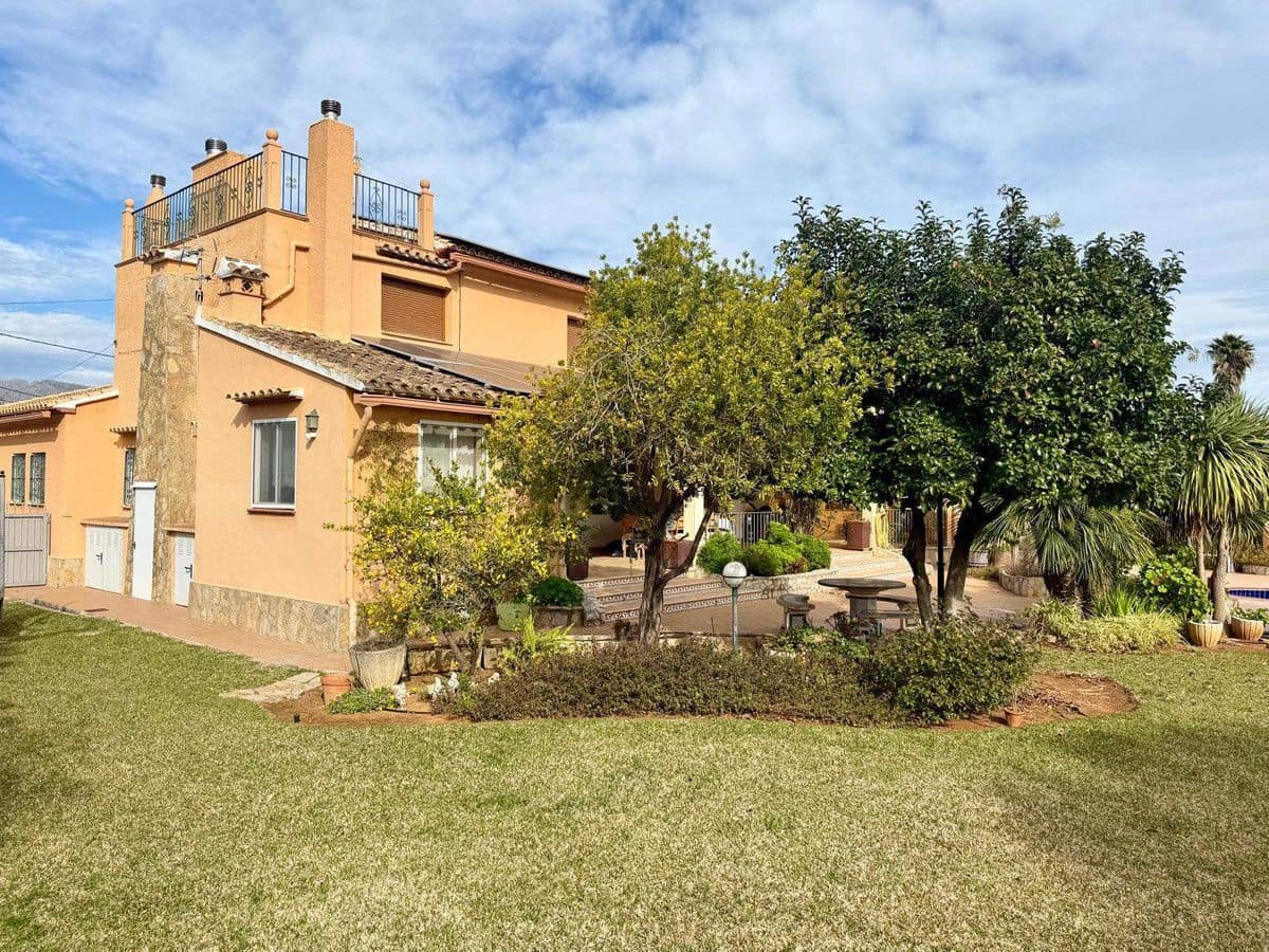 8 bedroom Villa for sale in Pedreguer - € 975,000 (Ref: 10013802)