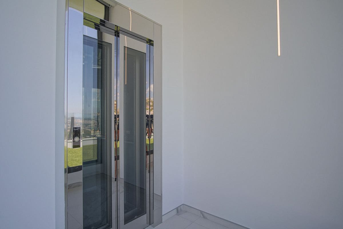 5 bedroom Villa for sale in Altea - € 2,500,000 (Ref: 10013806)