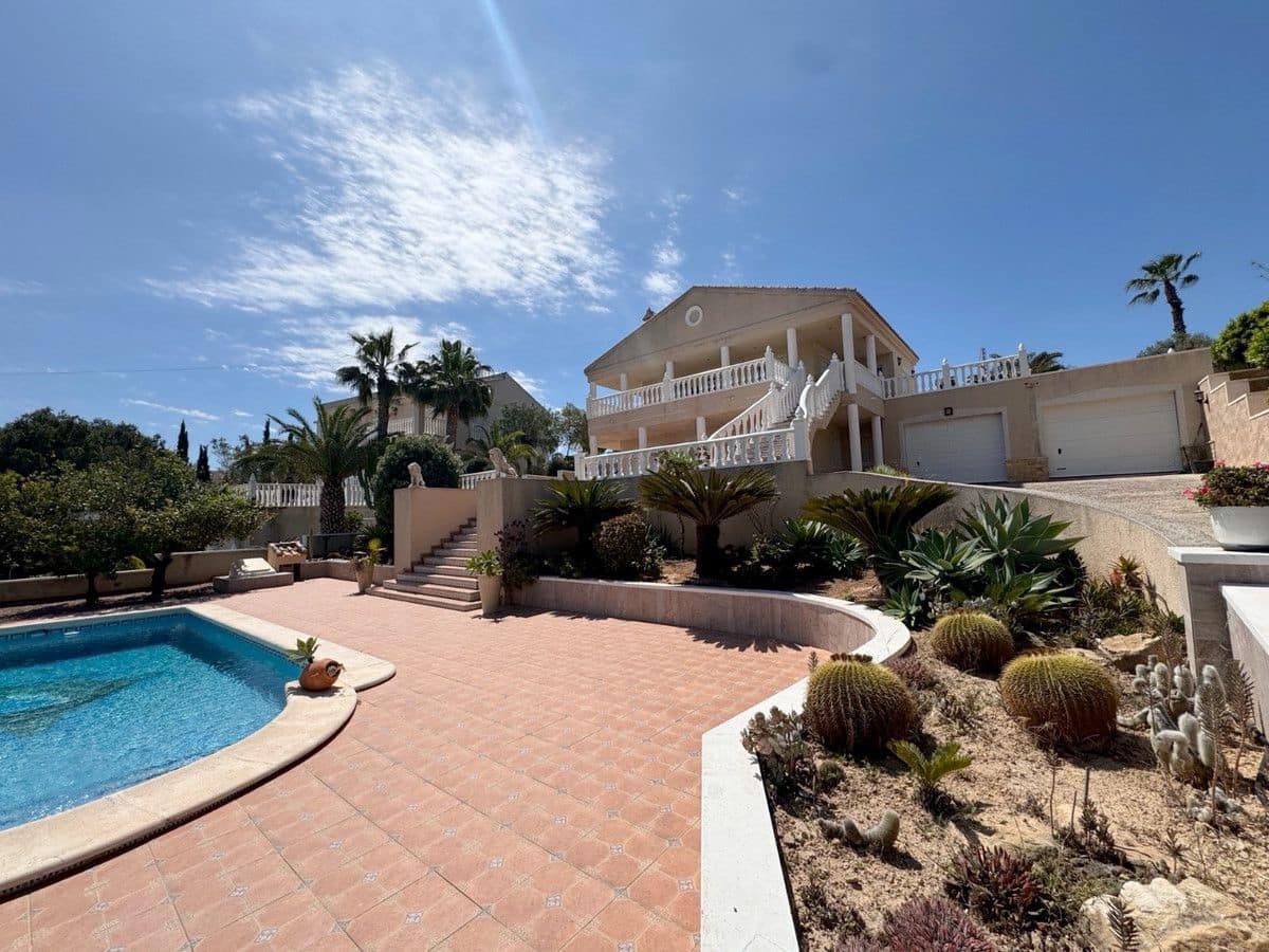 3 bedroom Villa for sale in Algorfa with pool - € 585,000 (Ref: 10013814)