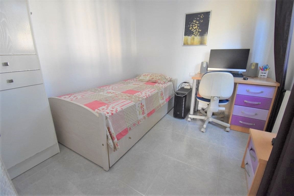 Chalet de 6 habitaciones en Orihuela Costa en venta con piscina - 450.000 € (Ref: 10013815)