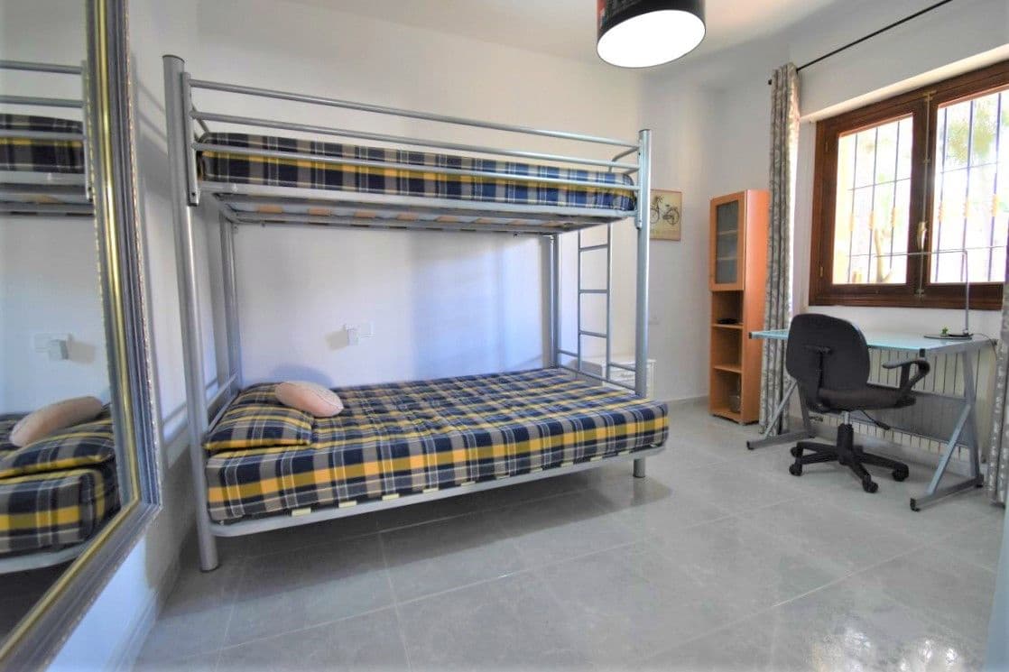 Chalet de 6 habitaciones en Orihuela Costa en venta con piscina - 450.000 € (Ref: 10013815)