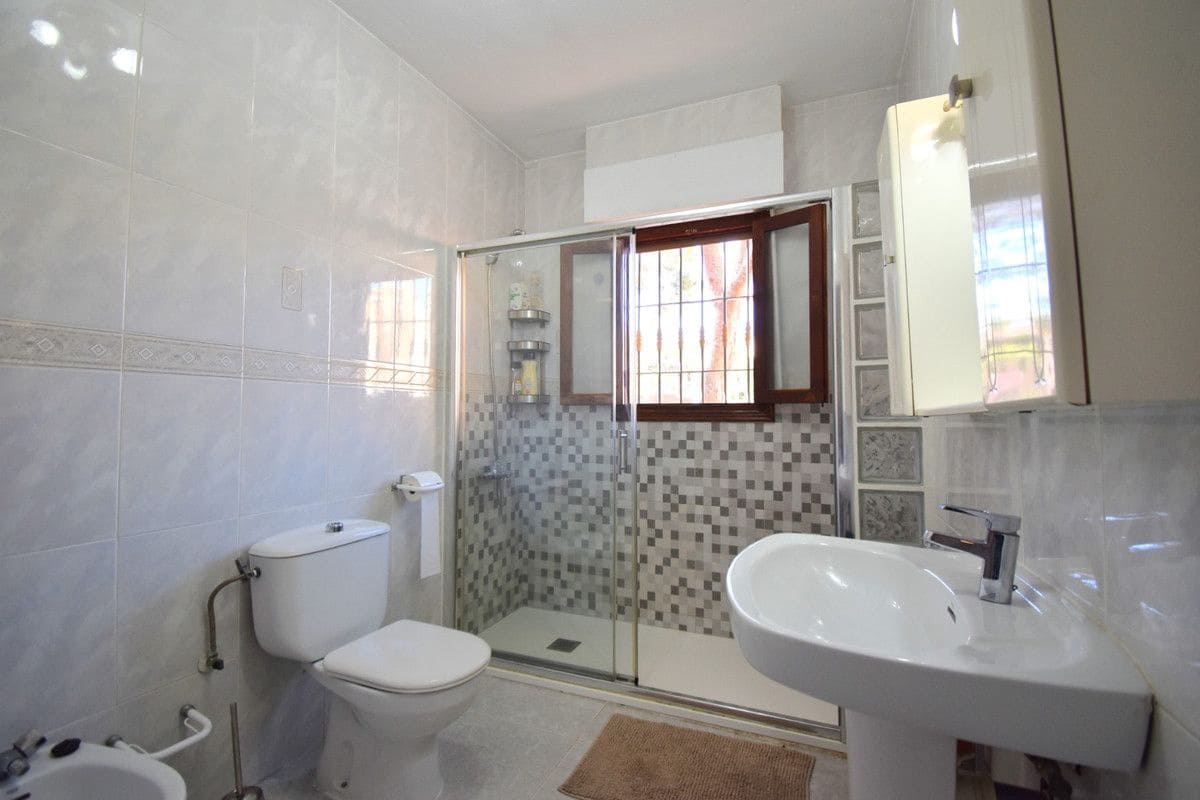 Chalet de 6 habitaciones en Orihuela Costa en venta con piscina - 450.000 € (Ref: 10013815)