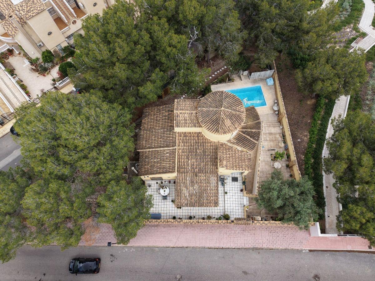 Chalet de 6 habitaciones en Orihuela Costa en venta con piscina - 450.000 € (Ref: 10013815)