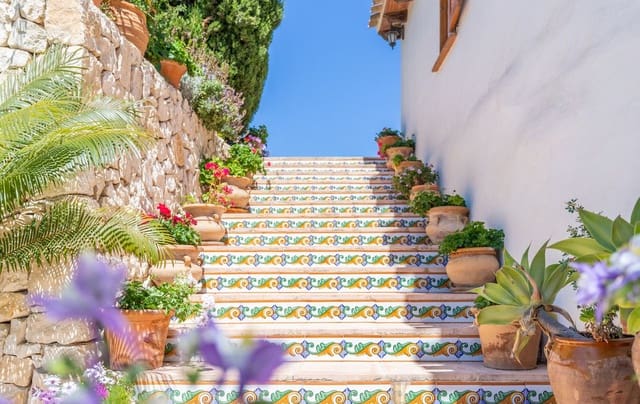 8 bedroom Finca/Country House for sale in Teulada Pueblo, Teulada-Moraira - € 1,600,000 (Ref: 10013859)