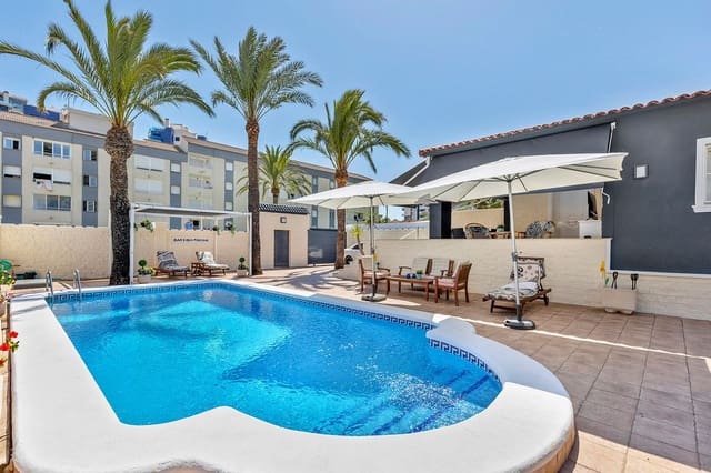 4 Zimmer Villa zu verkaufen in Punta Prima, Torrevieja - 656.000 € (Ref: 10013866)