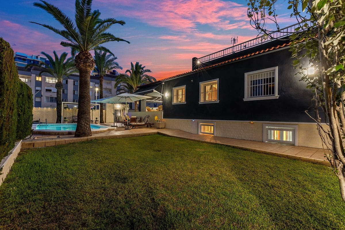 4 bedroom Villa for sale in Torrevieja - € 656,000 (Ref: 10013866)
