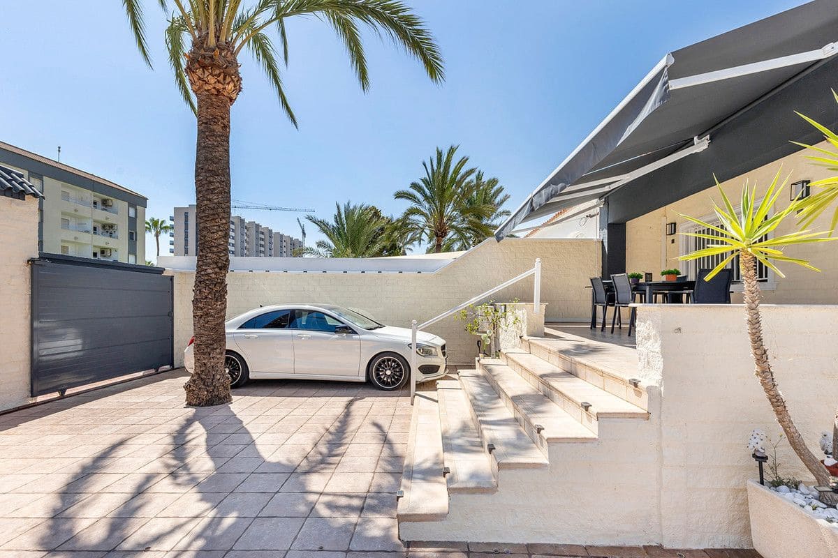4 bedroom Villa for sale in Torrevieja - € 656,000 (Ref: 10013866)